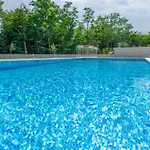 Grace, A Romantic Single Story With A Pool