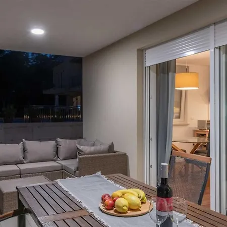 Grace, A Romantic Single Story With A Pool Holiday home Veligolji