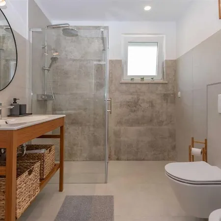 Grace, A Romantic Single Story With A Pool Veligolji