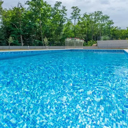 Grace, A Romantic Single Story With A Pool