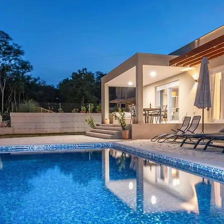 Holiday home Grace, A Romantic Single Story With A Pool Veligolji