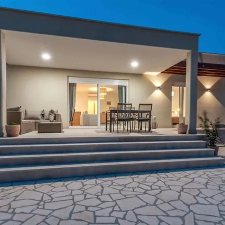 Tatil Evi Grace, A Romantic Single Story With A Pool Veligolji