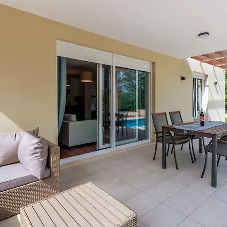 Сasa de vacaciones Grace, A Romantic Single Story With A Pool Veligolji