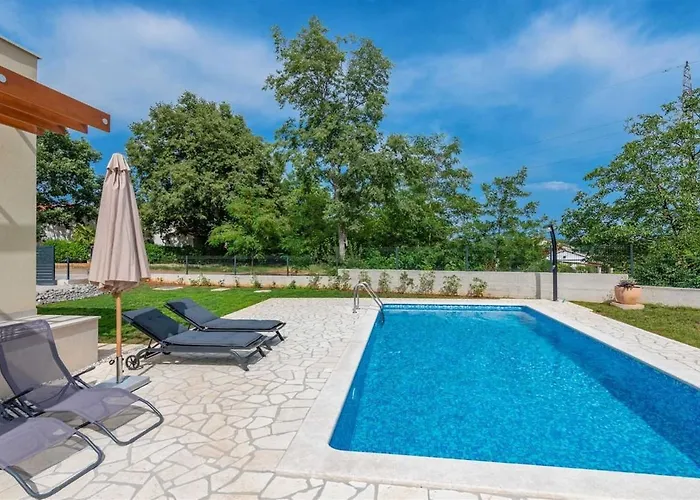 Vikendica Grace, A Romantic Single Story With A Pool