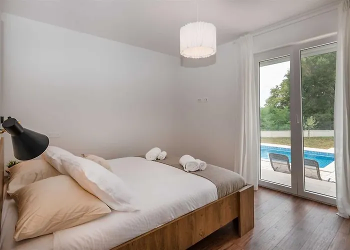 Vikendica Grace, A Romantic Single Story With A Pool *