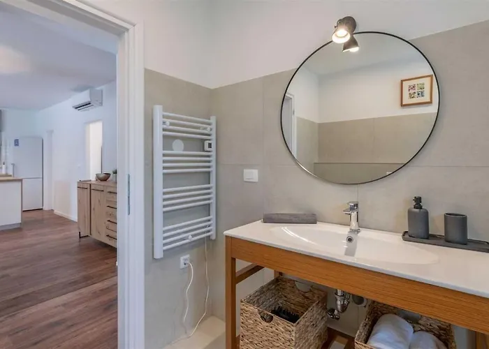 Grace, A Romantic Single Story With A Pool Veligolji