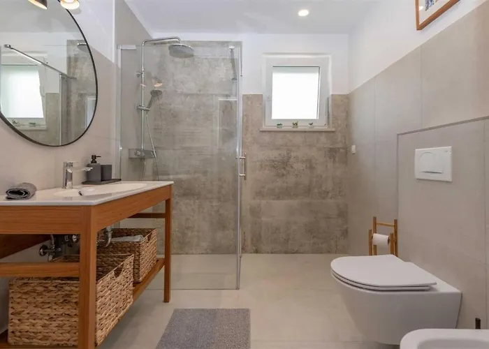 Grace, A Romantic Single Story With A Pool Veligolji