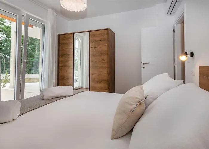 Grace, A Romantic Single Story With A Pool