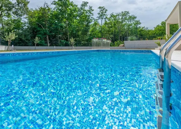 Grace, A Romantic Single Story With A Pool