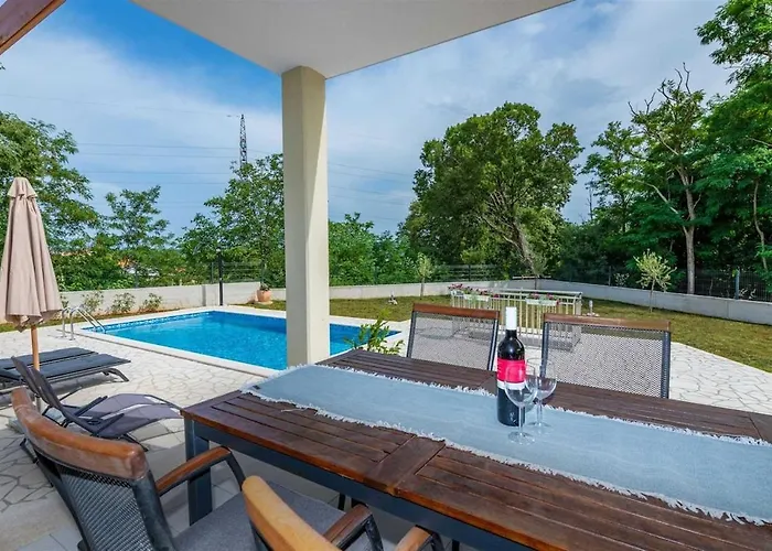 Grace, A Romantic Single Story With A Pool Vikendica