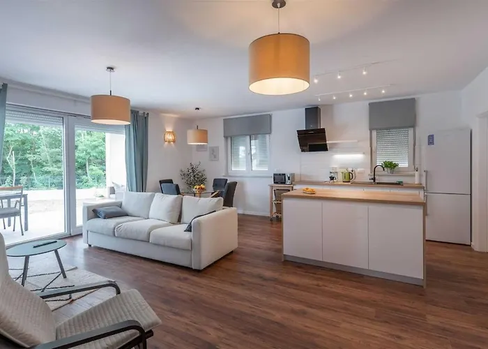 Grace, A Romantic Single Story With A Pool Vikendica