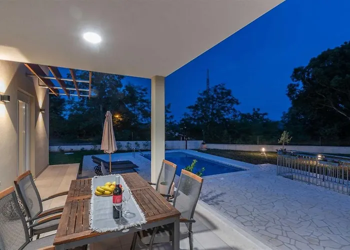 Grace, A Romantic Single Story With A Pool Vikendica